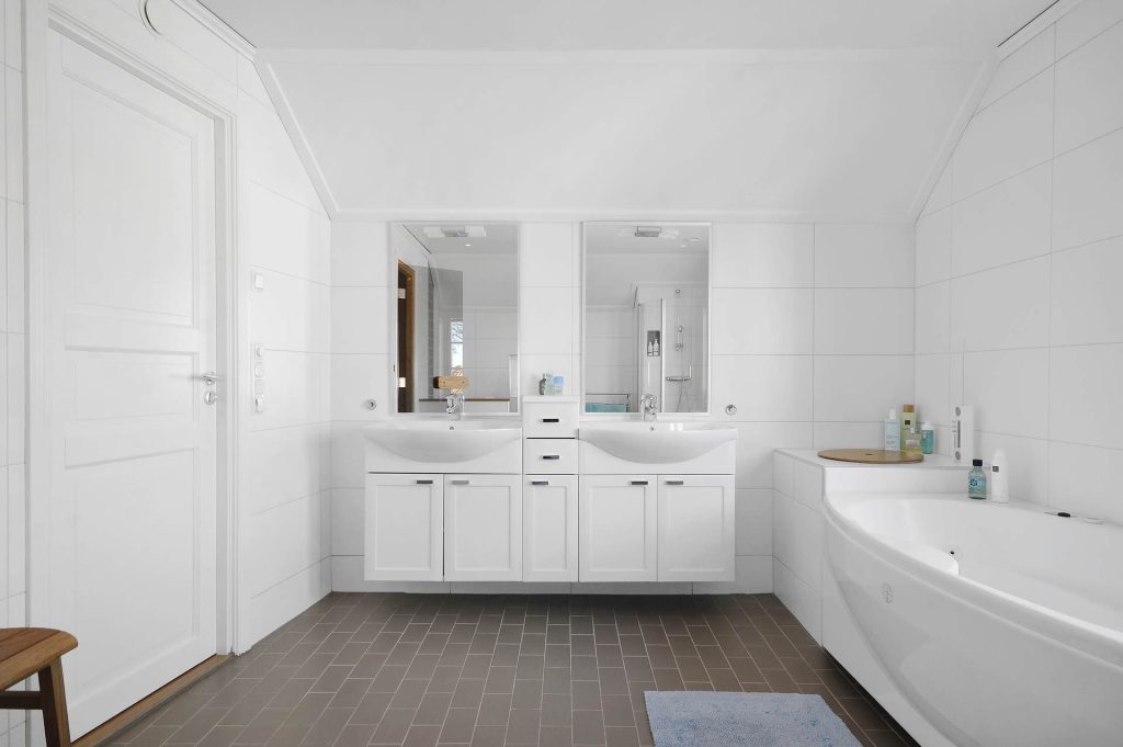 3. Omrenovering av badrum i villa.jpeg